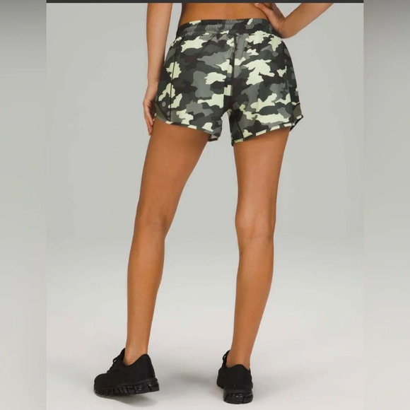 ! Lululemon 🍋 Hotty Hot Low Rise Short 4" Inseam Size 2 Camouflag - Picture 3 of 8